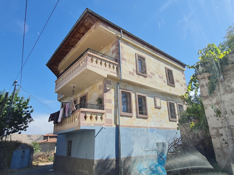 Nevşehir Ürgüp Şahinefendi Köyünde Satılık İki Katlı Betonarme Ev ve Arsa