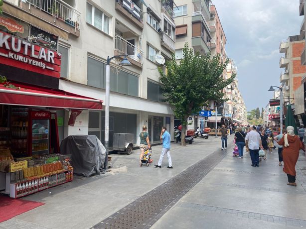 İzmir Bayraklı'da 330 m² Satılık İşyeri
